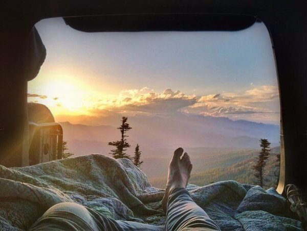 Не забывай благодарить Бога, Он же не забывает будить тебя по утрам. . .
