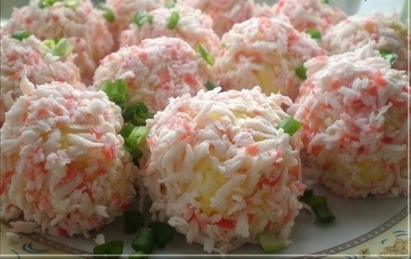 Рафаэлки закусочные.Ингредиенты из расчета на 12-15 штук: - 1 плавленный сырок - 2 варенных яйца - 4 ...