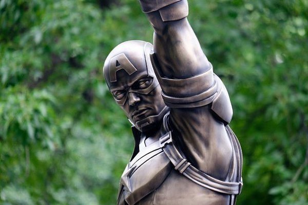 В Нью-Йорке установили статую Капитана Америки в честь 75-летия героя - 2