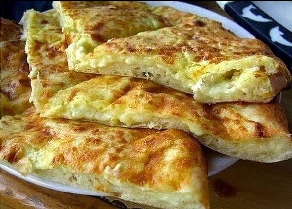 Быстрое хачапури к завтраку! Ингредиенты: 1 яйцо 1 стакан молока 1 стакан муки 300 г сулугуни ...