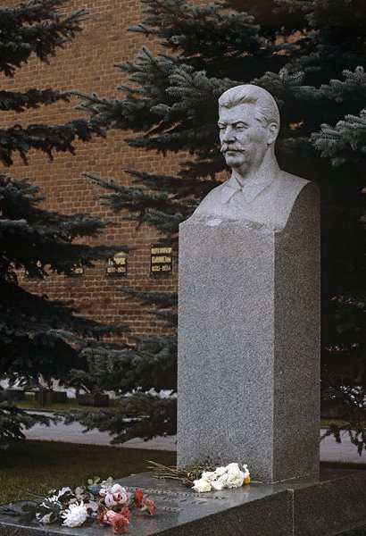 48 лет назад, 25 июня 1970 года, на могиле И.В. Сталина у Кремлевской стены установлен памятник с ...