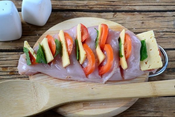 Куриный каприз.Количество порций: 2 шт.Сохрани себе Ингредиенты:Куриная грудка — 250 гСыр твердый — ... - 2