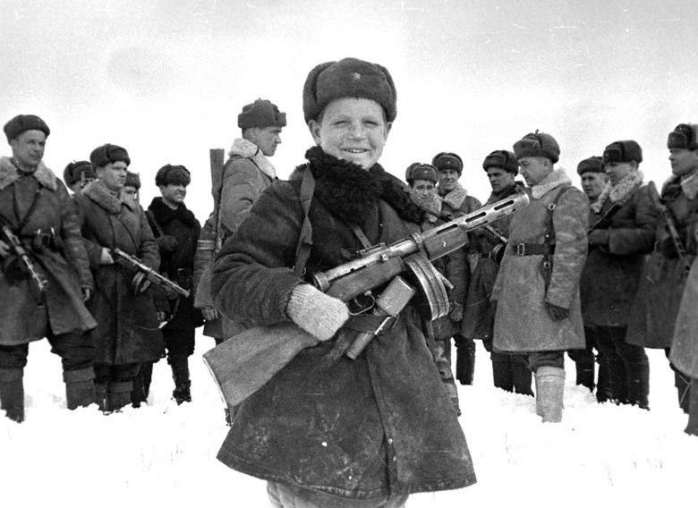НЕМЦЫ ПЕРЕВЕРНУЛИ ТЕЛО И НЕ ПОВЕРИЛИ СВОИМ ГЛАЗАМ – ПЕРЕД НИМИ ЛЕЖАЛ РЕБЕНОК, НА ВИД ЛЕТ ДЕСЯТИ. ...