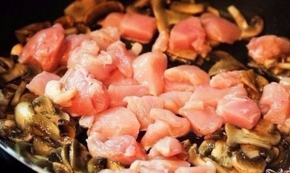 Курица с грибами в сливочном соусе. Ингредиенты: Куриные грудки — 2 шт. Шампиньоны — 400 г Сливки ... - 3
