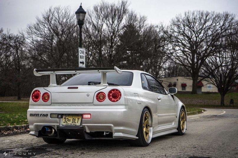 Nissan Skyline GT-R R34 - 5