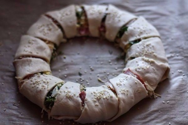 Пирог-венок с беконом, яйцами и сыром.Такой пирог удобно резать на порционные ...