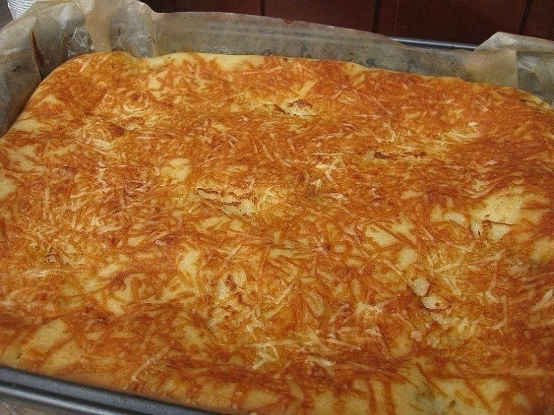 Быстрый пирог к чаю. Нет проще!!! Тесто: стакан кефира, 3 яйца, 0,5 ч. ложки соды, соль, ...