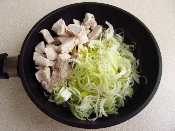 Английский куриный суп с плавленым сыром. Куриный бульон – 1 литр; Куриную грудку – 300 грамм; Рис ... - 2