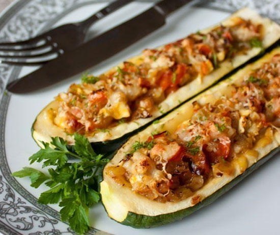 Лoдочки из цукини с овощами .на 100грамм - 45.8 ккалБ/Ж/У - 3.24/2.03/4.36Ингредиенты:- 2 небольших ...
