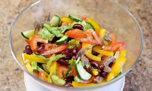 Салат с овощами, красной фасолью и говядиной.Рецепт свежего салата, который отлично подойдет для ...