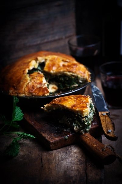 Пирог с крапивой и курицей.Ингредиенты:Мука — 375 гКрапива молодая — 1 кгКуриное мясо готовое — ... - 2