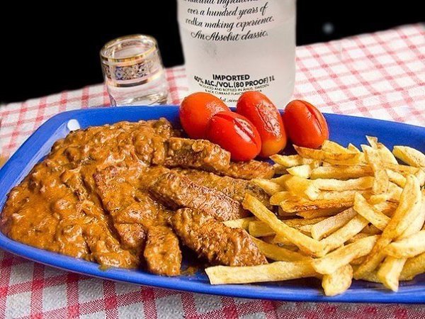 Бефстроганов в луковом соусе с грибами. Ингредиенты: Говядина (вырезка) — 500 г Мука — 2 ст. л. ...