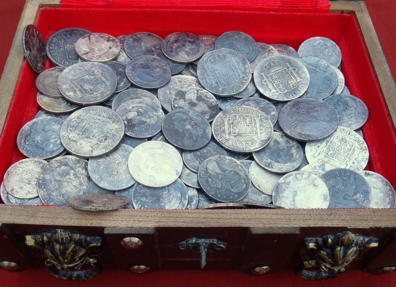 Клад гк рф. Сундук с монетами. Клад серебряных монет. Сундук с серебряными монетами. Настоящий клад.