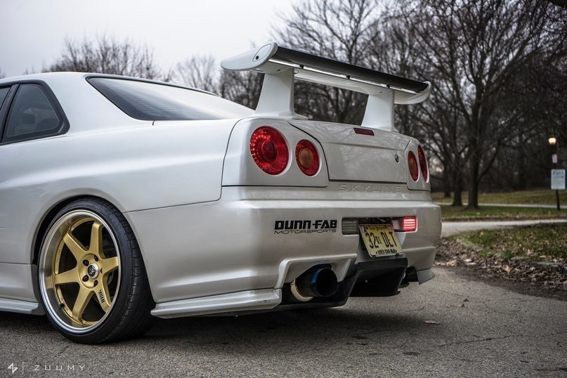 Nissan Skyline GT-R R34 - 4