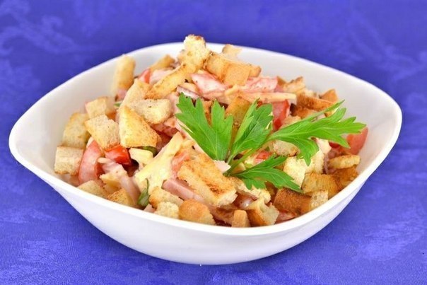 Салат из помидоров с варено-копченой грудинкой, сыром и сухариками. Помидоры свежие (твердые) — 2-3 ...