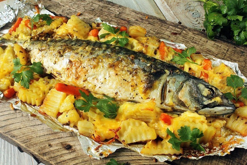 СКУМБРИЯ, ЗАПЕЧЁННАЯ ПОД ОВОЩАМИ.ИНГРЕДИЕНТЫ: 1 свежезамороженная скумбрия, 1 луковица, 1 помидор, 3 ...