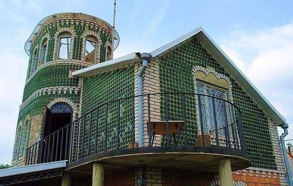 Восемь тысяч бутылок из-под шампанского и 20 лет жизни понадобилось, чтобы построить дачу.