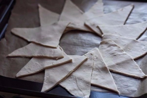 Пирог-венок с беконом, яйцами и сыром.Такой пирог удобно резать на порционные ... - 4