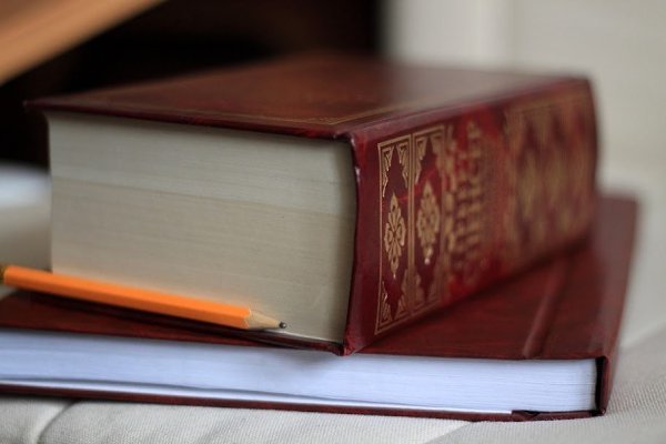 Обычную книгу стандартного формата в 500 страниц нельзя раздавить, даже если поставить на нее 15 ...
