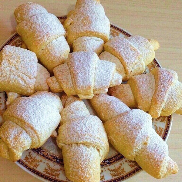 РОГАЛИКИ. Очень вкусные, мягкие, рассыпчатые рогалики, просто тают во рту. Для теста 1: сметана - ... - 7