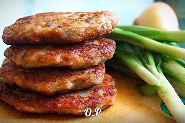 Оладьи из картофельного пюре с фаршем .Для приготовления понадобится: фарш- 200 гр (у меня ...