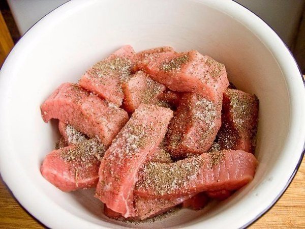 Бефстроганов в луковом соусе с грибами. Ингредиенты: Говядина (вырезка) — 500 г Мука — 2 ст. л. ... - 2