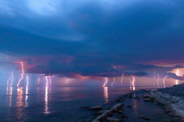 Гроза у побережья Черного моря в районе Анапы