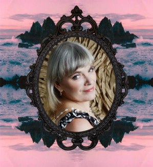 Женщина, с которой не знаком, Пахнет искушением, соблазном, Ярким нераскрывшимся цветком, Чем-то ...