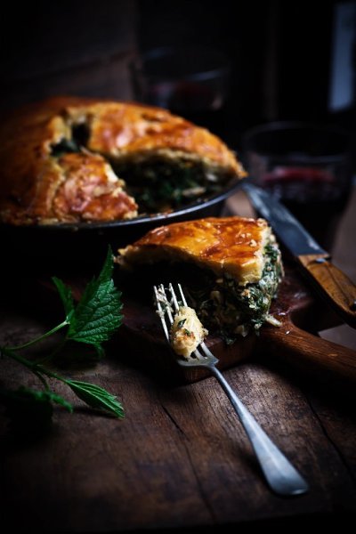 Пирог с крапивой и курицей.Ингредиенты:Мука — 375 гКрапива молодая — 1 кгКуриное мясо готовое — ...