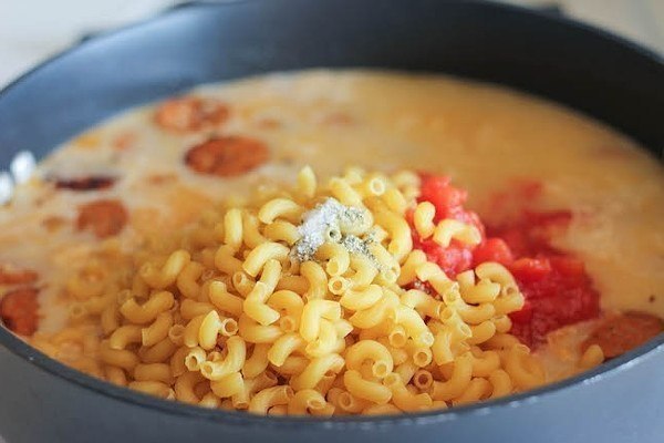 Макароны с колбасой. Простой рецепт вкуснейших макарон, вареных с поджаренной колбасой, помидорами в ... - 3