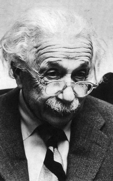 Что на самом деле означает знаменитая формула Эйнштейна? Уравнение E=mc мелькает везде: от кепок до ...
