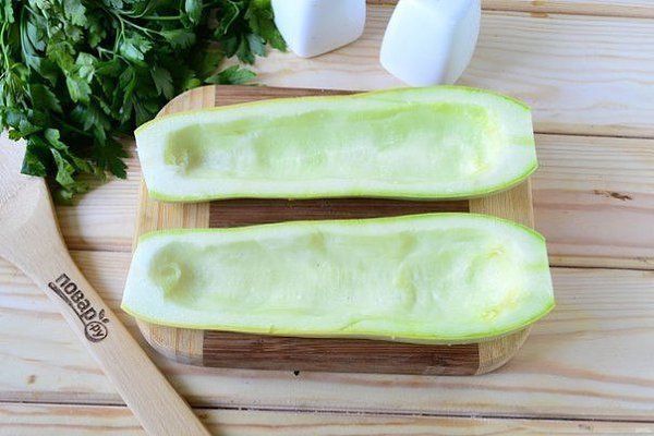 Кабачки, фаршированные куриной грудкой.Ингредиенты:Кабачок — 1 ШтукаКуриная грудка — 150 ГраммПерец ... - 3