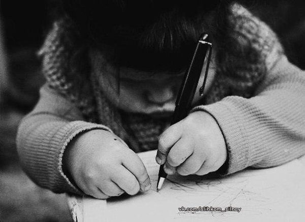 - Что подарить тебе, родная? Молчит... И пишет третий лист.