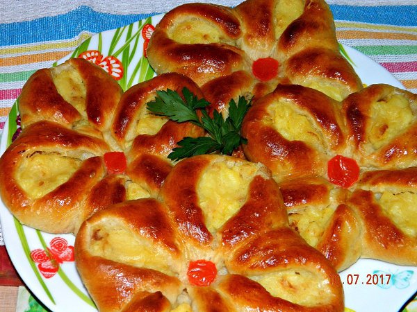 Плюшки с картошкой.Продукты:1 стакан тёплого молока(у меня пополам с кефиром),1 яйцо,100 гр. ...