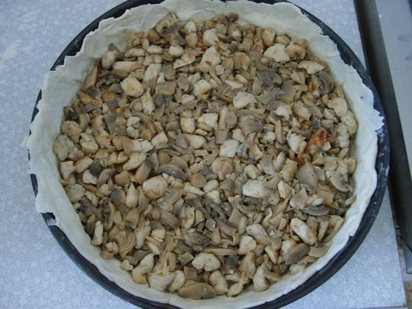 ВКУСНЕЙШИЙ ПИРОГ.ИНГРЕДИЕНТЫ: 400 гр. куриного мяса (грудки). 1 банка консервированных шампиньонов. ... - 4