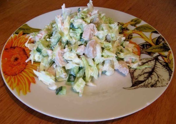 Салат с курицей и капустой.на 100грамм - 54.23 ккалБ/Ж/У - 7.13/1.4/2.82Ингредиенты:Куриное филе 100 ...