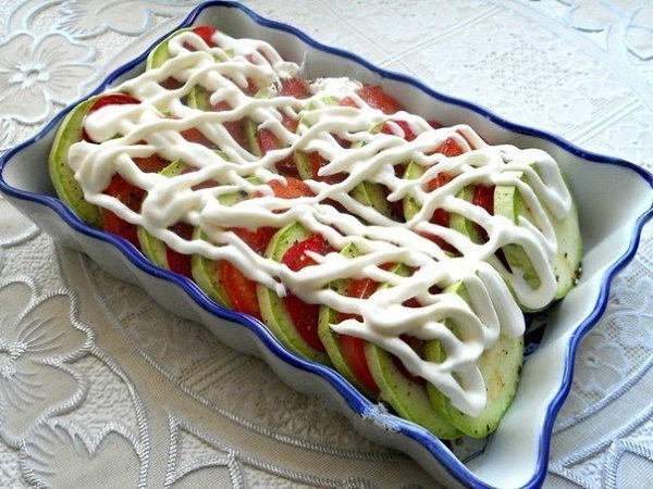 Кабачки, запеченные с помидорами и сыром. . На 100 гр - 38.36 ккал белки - 2.02 жиры - 1.42 ... - 3