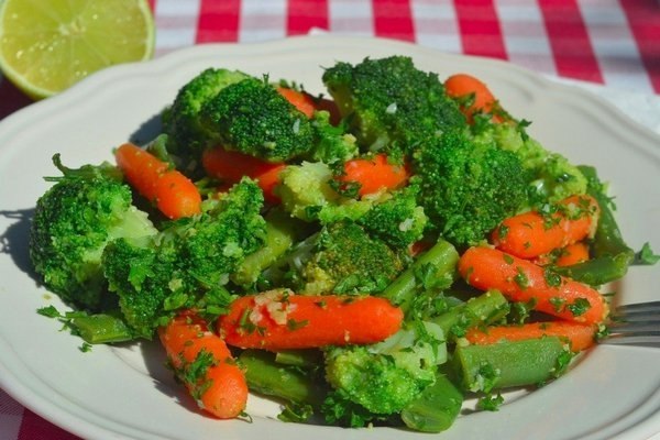 Полезный гарнир из брокколи и моркови.Белки, которые содержатся в брокколи, по питательным свойствам ...