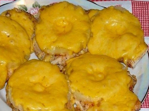 Куриные отбивные с ананасом. Ингредиенты: 1кг куриного филе 1 банка консервированного ананаса ...