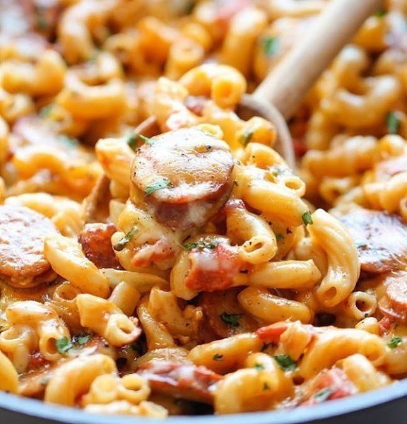 Макароны с колбасой. Простой рецепт вкуснейших макарон, вареных с поджаренной колбасой, помидорами в ... - 5