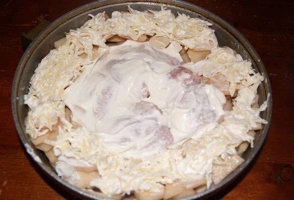 Куриные бедра в картофельном кольце.Готовить это блюдо легко и быстро. Но его прелесть не в этом. И ... - 5
