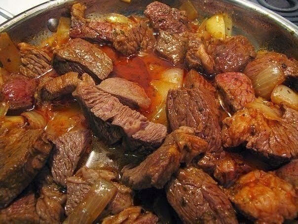 Вкусный, домашний гуляш .Ингредиенты:- мясо (говядина или свинина) - 500 г, - лук репчатый - 2 шт, - ...