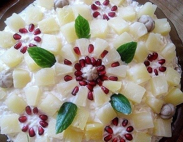 Новогодний салат «Ананасовый букет».Ананасы и курица прекрасно сочетаются друг с другом. Если ...