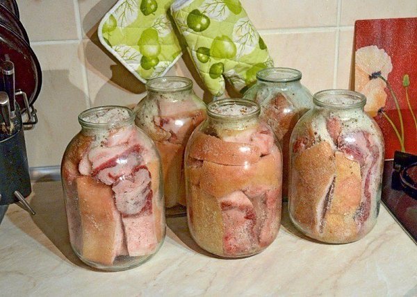 Засолка сала в рассоле в банке. Ингредиенты: Сало — 1 Килограмм Вода — 1 Литр (очищенная) Соль — 100 ...