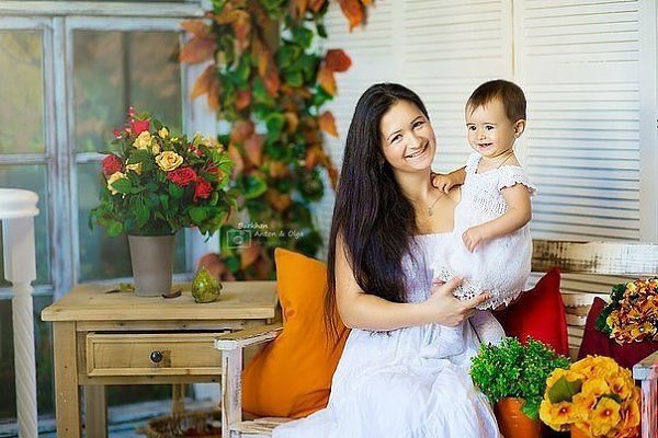 Мы с моею мамочкой – друзья! Где моя мамуля – там и я! Если варит суп – я помогаю: чашки и кастрюли ...