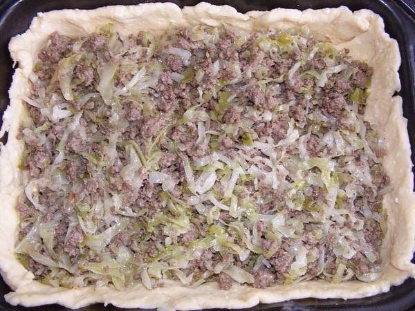Капустно-мясной пирог.Ингредиенты:200 гр. маргарина или масла,250 гр. творога,3 яйца + 1 на ... - 4