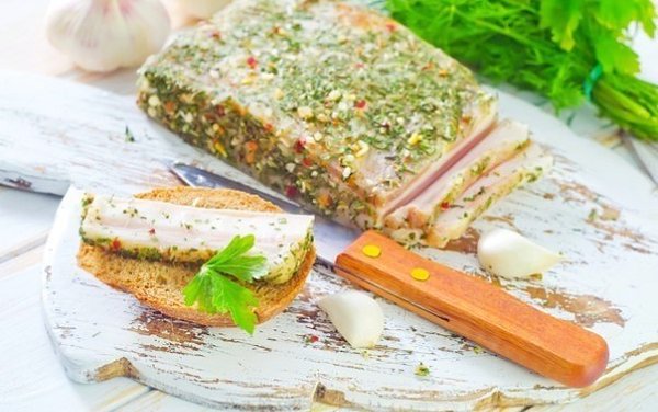 ПРЯНОЕ САЛО ДОМАШНЕГО ЗАСОЛА.2 кг свежего сала, чеснок, молотый черный ...