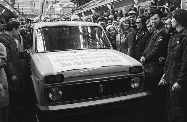 5 апреля 1977 года в серийное производство пошел первый российский кроссовер, завоевавший дороги ...