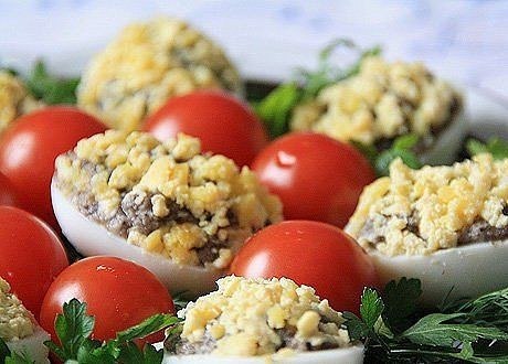 Яйца, фаршированные грибами.Нам потребуется:Яйцо куриное - 7 шт.,Грибы шампиньоны - 150-200 г,Лук ...