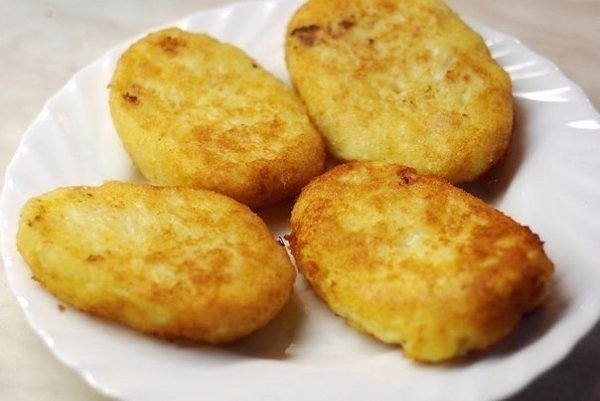 КАРТОФЕЛЬНЫЕ КОТЛЕТЫ С КУРИЦЕЙ .Отличный вариант для быстрого перекуса Заранее отварена куриная ...
